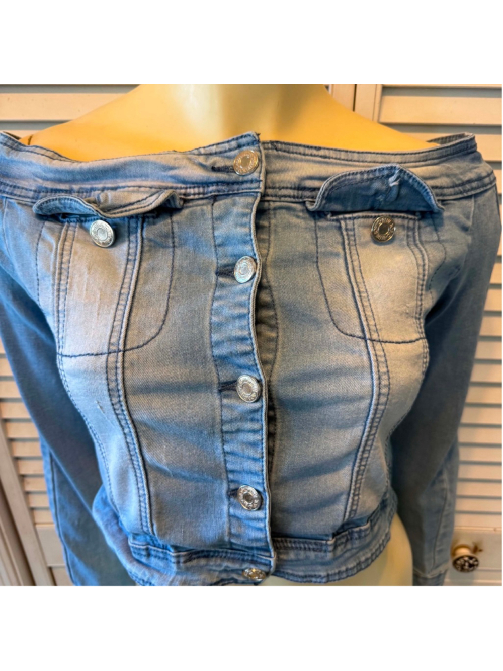 Juniors Blue Topic Light Blue Off Shoulder Cropped Jean Jacket M - Picture 6 of 9